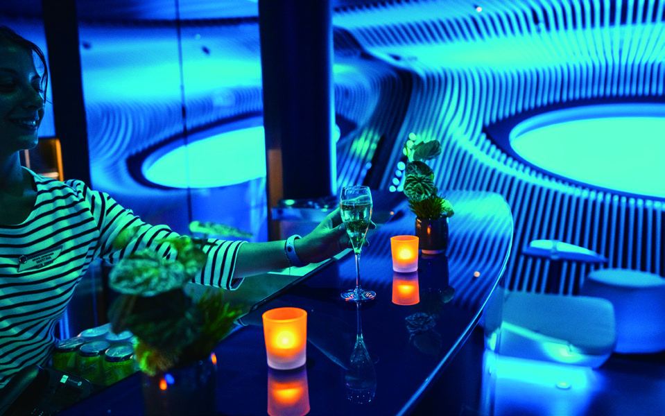 Interior Blue Eye Lounge, lounge bawah air Le Jacques Cartier, dengan pencahayaan biru
