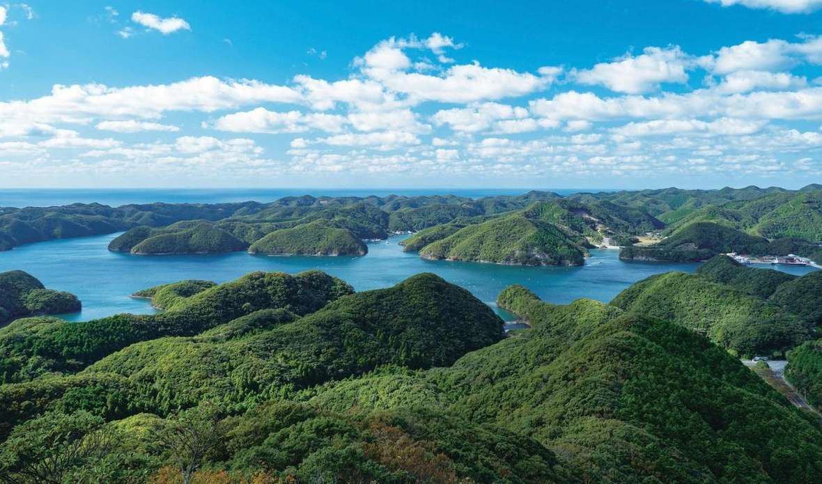 Pemandangan udara gugusan pulau hijau dan laut biru di Jepang barat