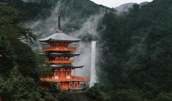 Pagoda merah Seiganto-ji dengan Air Terjun Nachi di belakangnya, Jalur Ziarah Kumano Kodo