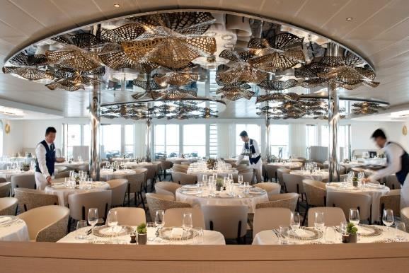 Restoran utama Le Jacques Cartier dengan langit-langit cermin oval dan meja berselimut putih
