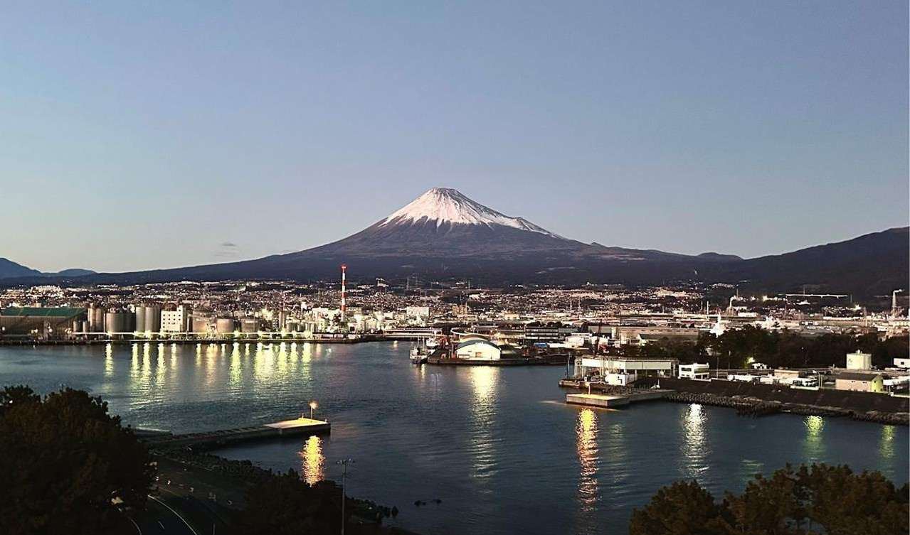 Gunung Fuji dan pelabuhan Tago-no-Ura dari laut saat matahari terbit