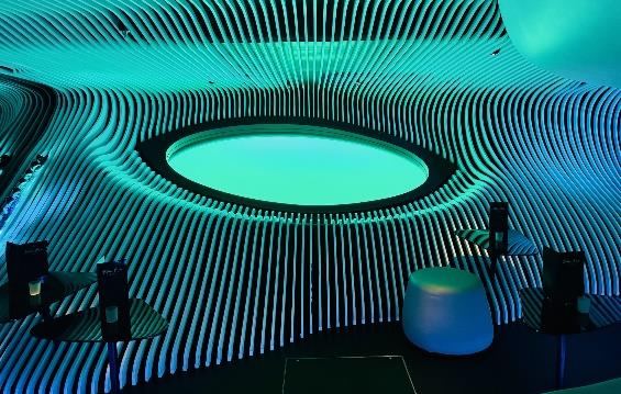 Jendela transparan oval Blue Eye Lounge dengan pencahayaan biru di bawah permukaan laut