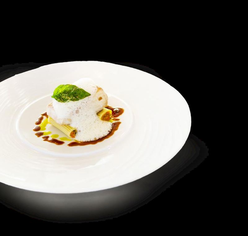 Hidangan fine dining Prancis yang disajikan di atas meja restoran kapal